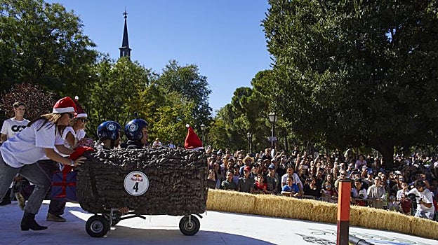 Carrera de autos locos en el parque del Oeste