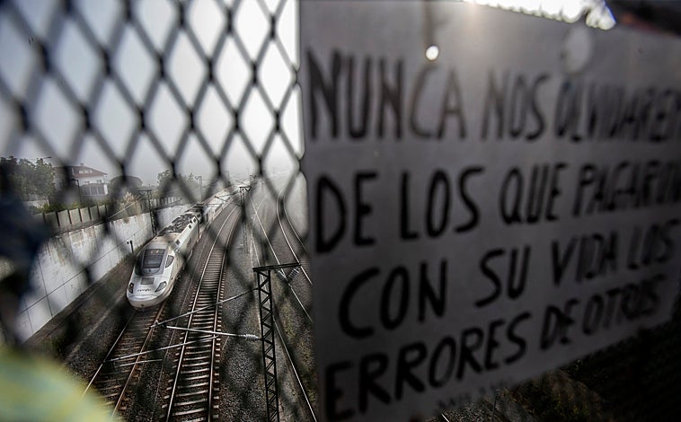 Imagen principal - Sobre estas líneas, el enrejado con los recuerdos de algunas de las víctimas del descarrilamiento. Una vecina señala la imagen de una niña que falleció, junto a su madre, en las vías. Al lado, Evaristo, el primero en bajar al tren y socorrer al maquinista de la cabina, con una fotografía del momento