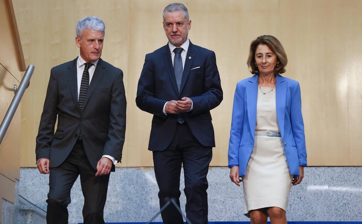 El lendakari Iñigo Urkullu; el presidente del TSJPV, Iñaki Subijana; y la Fiscal Superior el País Vasco, Carmen Adán, a su llegada al acto institucional