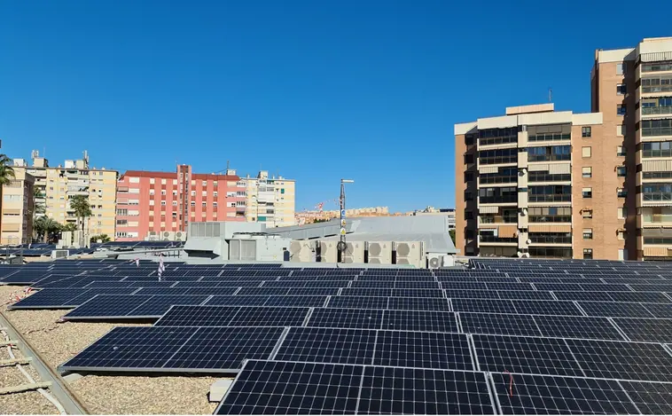 El Colegio de Médicos de Alicante, primero de España en generar energía solar para sus vecinos