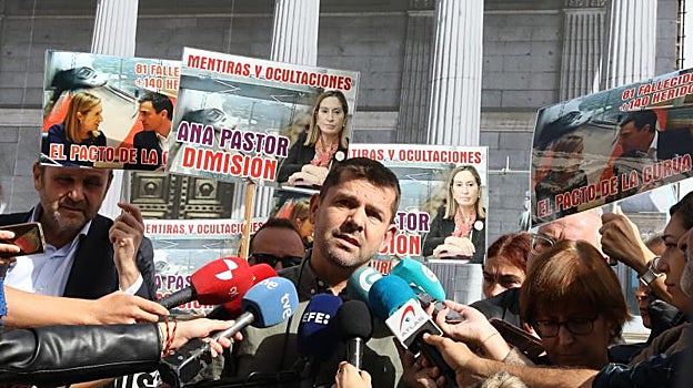 El portavoz de una asociación de víctimas, este lunes a las puertas del Congreso