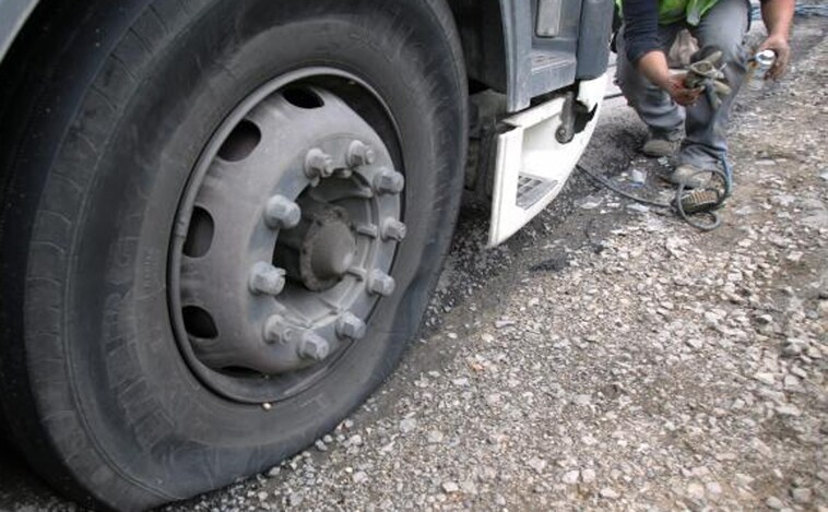 Un mecánico resulta herido y está en coma tras estallarle un neumático grande en Valencia