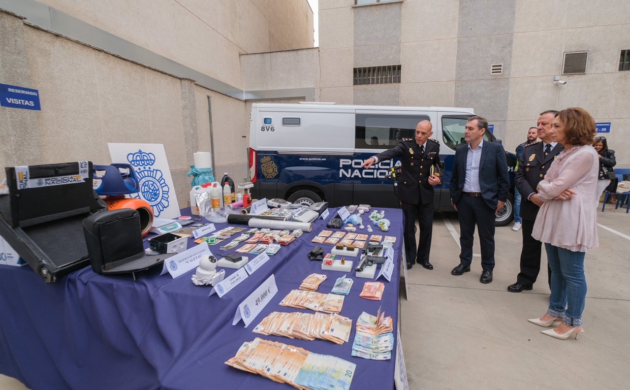 El delegado del Gobierno, Francisco Tierraseca ha podido comprobar el material incautado