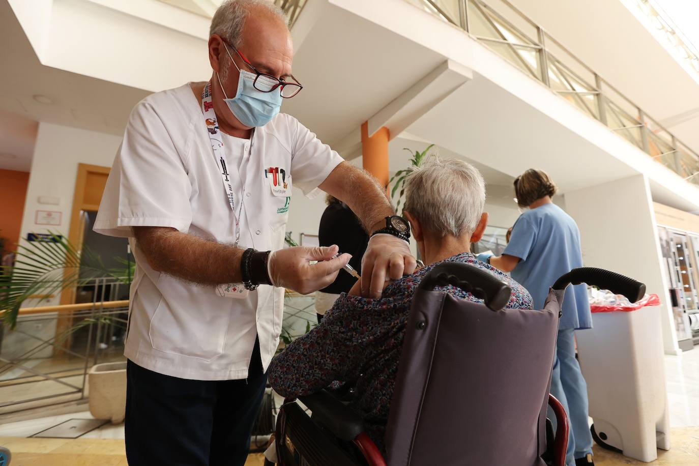 En imágenes, el inicio de la campaña de vacunación del Covid y la gripe en Córdoba, en imágenes