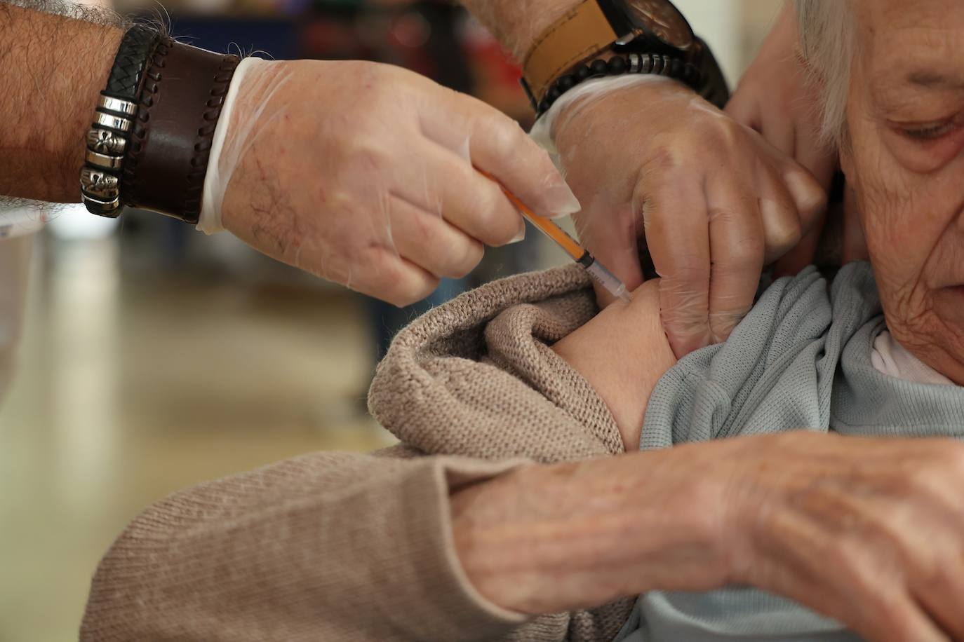 En imágenes, el inicio de la campaña de vacunación del Covid y la gripe en Córdoba, en imágenes