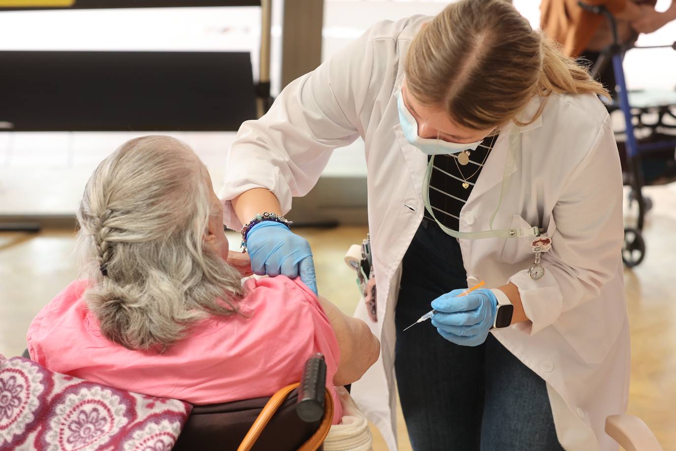 En imágenes, el inicio de la campaña de vacunación del Covid y la gripe en Córdoba, en imágenes