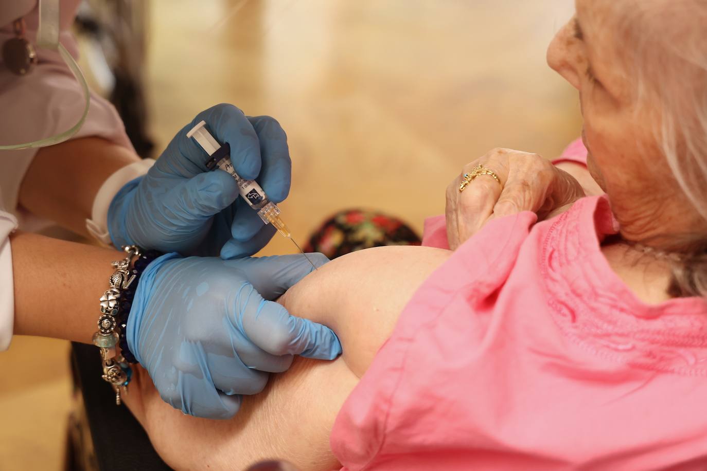 En imágenes, el inicio de la campaña de vacunación del Covid y la gripe en Córdoba, en imágenes