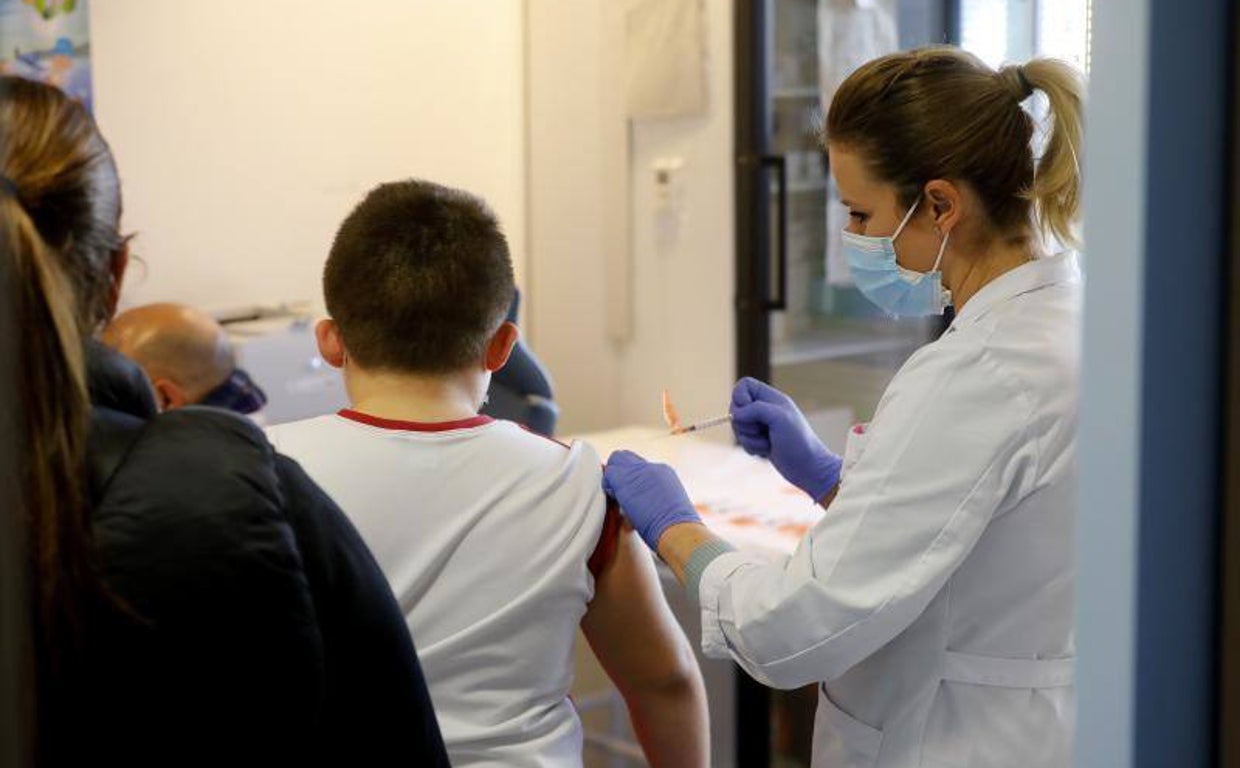 Administración de una vacuna a un niño en Córdoba