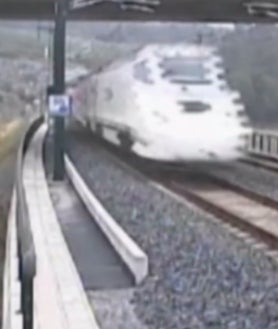 Imagen secundaria 2 - El vídeo, elaborado por agentes de la Policía científica, reconstruyó con tecnología en 3D el accidente de tren de Santiago de Compostela. Desde su salida de la estación de Orense hasta descarrilar en la curva de Angrois.