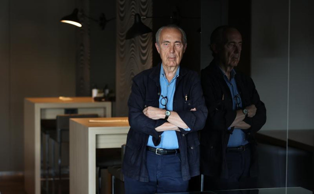 Luis ALberto de Cuenca posa para ABC antes de la entrevista