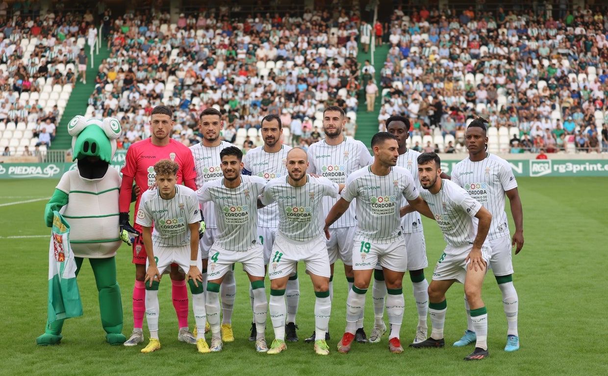 Alonso (segundo por arriba a la izquierda), el domingo en el once del Córdoba