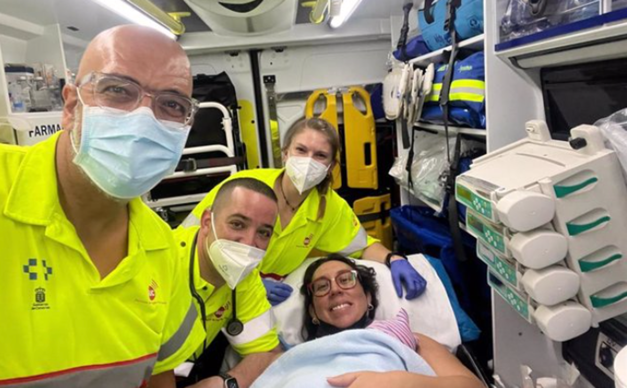 Dotación de la ambulancia y madre e hija, sanas y felices