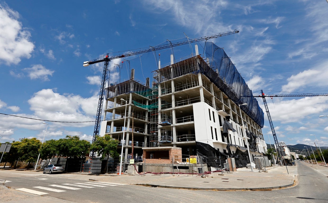 Imagen de un bloque en construcción en Poniente, zona de expansión residencial en Córdoba