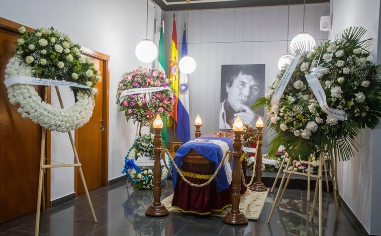 San Juan del Puerto rinde homenaje a Jesús Quintero en su capilla ardiente