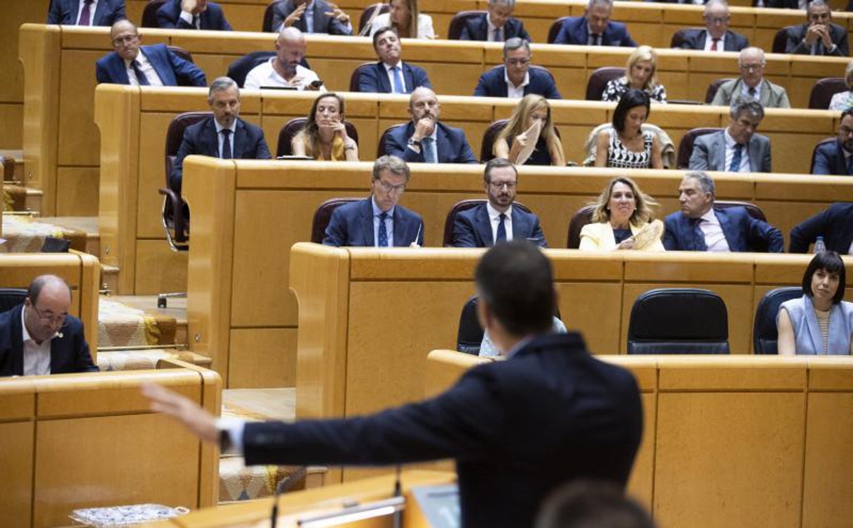 Pedro Sánchez y Alberto Núñez Feijóo durante su último cara a cara en el Senado