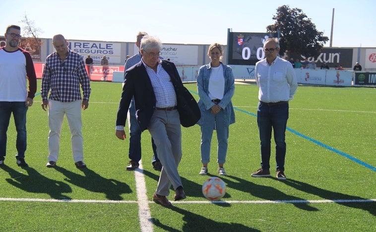 El campo de fútbol de Illescas estrena césped en la cuarta jornada de liga en Tercera División