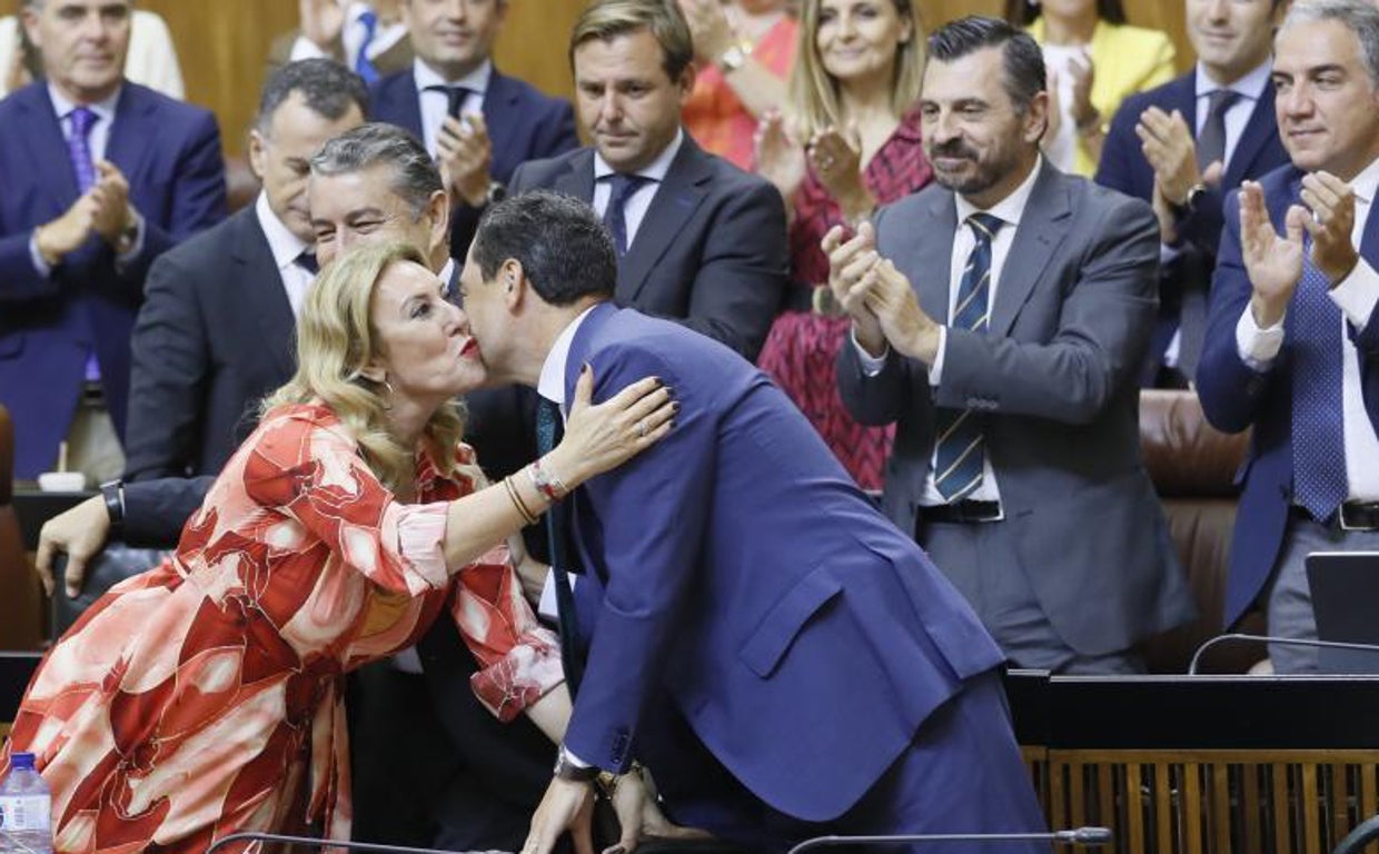 El presidente de la Junta, Juanma Moreno, felicita a la consejera de Economía, Hacienda y Fondos Europeos, Carolina España