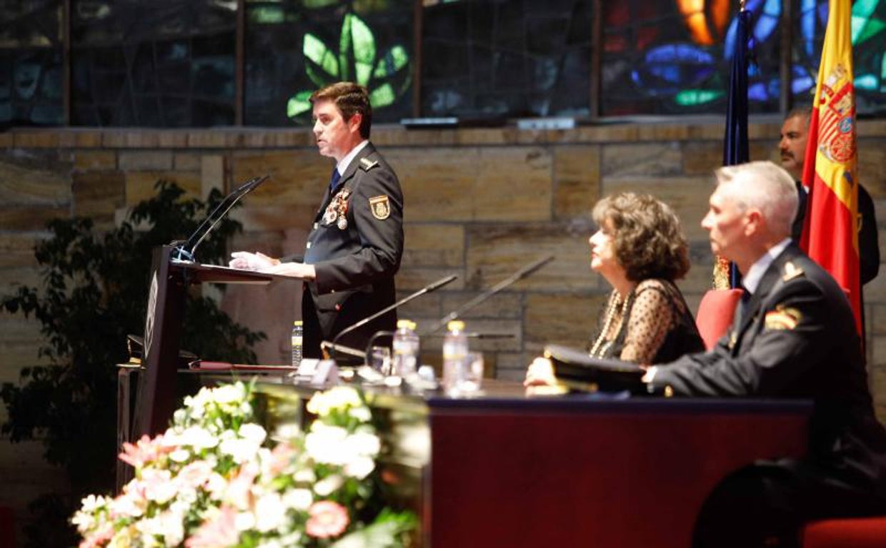 El comisario jefe de la Policía Nacional en Córdoba Carlos Serra durante su discurso en Rabanales
