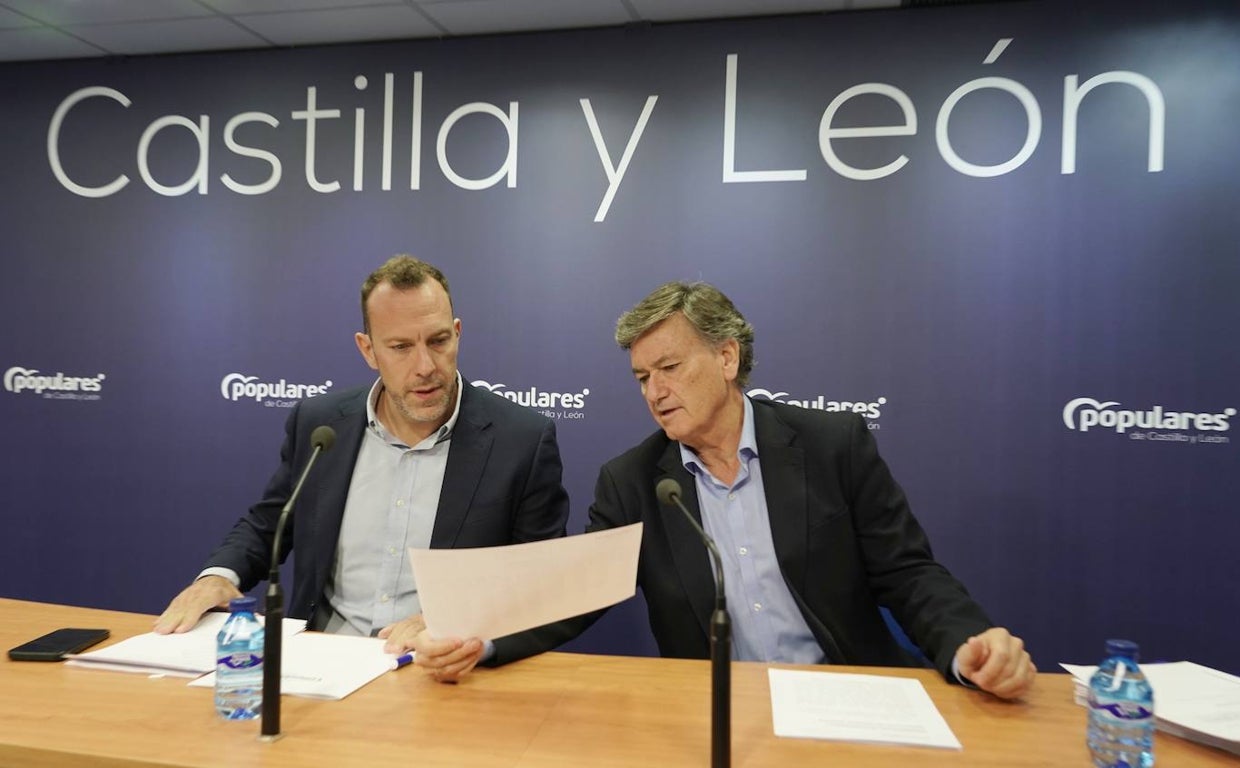 El secretario autonómico del PPCyL, Francisco Vázquez, y el vicesecretario de Organización y Política Municipal, Héctor Palencia, presentan el organigrama definitivo del partido, tras la constitución de todas las vicesecretarías