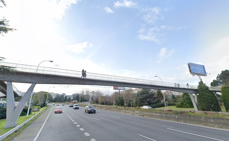 Agentes de la Policía Nacional evitan que una joven acabe con su vida tirándose desde un puente en La Coruña