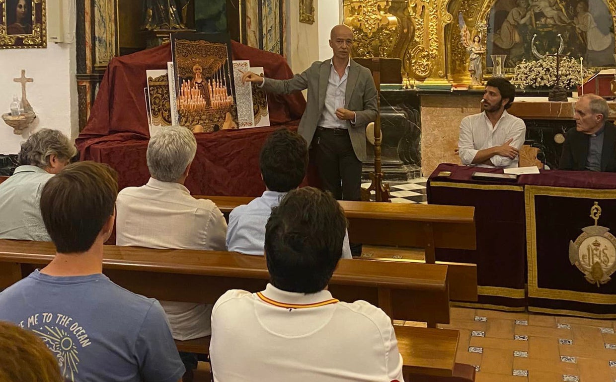 Francisco Triviño explica la reforma durante el cabildo de este martes