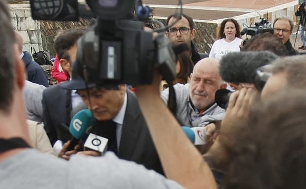 La primera sesión del juicio del Alvia se salda con una agresión al exjefe de seguridad de Adif