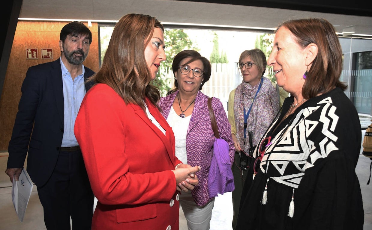 La delegada del Gobierno en Castilla y León, Virginia Barcones (I), junto a La presidenta Provincial de Cruz Roja; María Teresa Fuentetaja (D); durante la inauguración de las III Jornadas contra la trata y la explotación sexual en Castilla y León, que se celebrarán en el campus María Zambrano de la UVA de Segovia