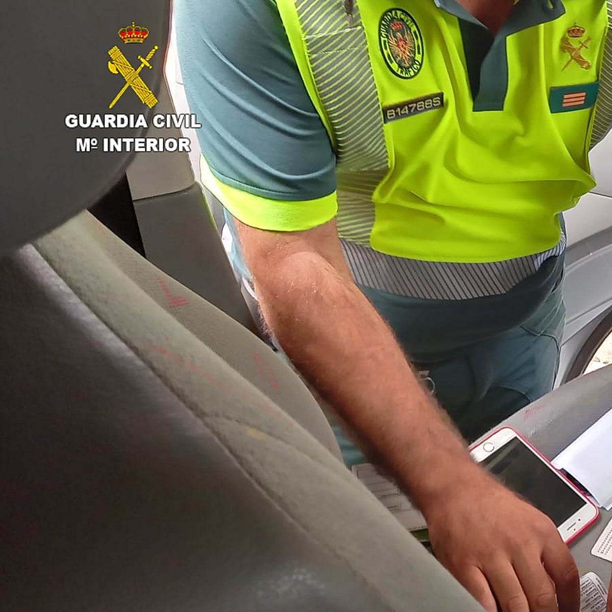 Descubren a una joven china que no sabía hablar ni escribir en castellano copiando en el examen de conducir