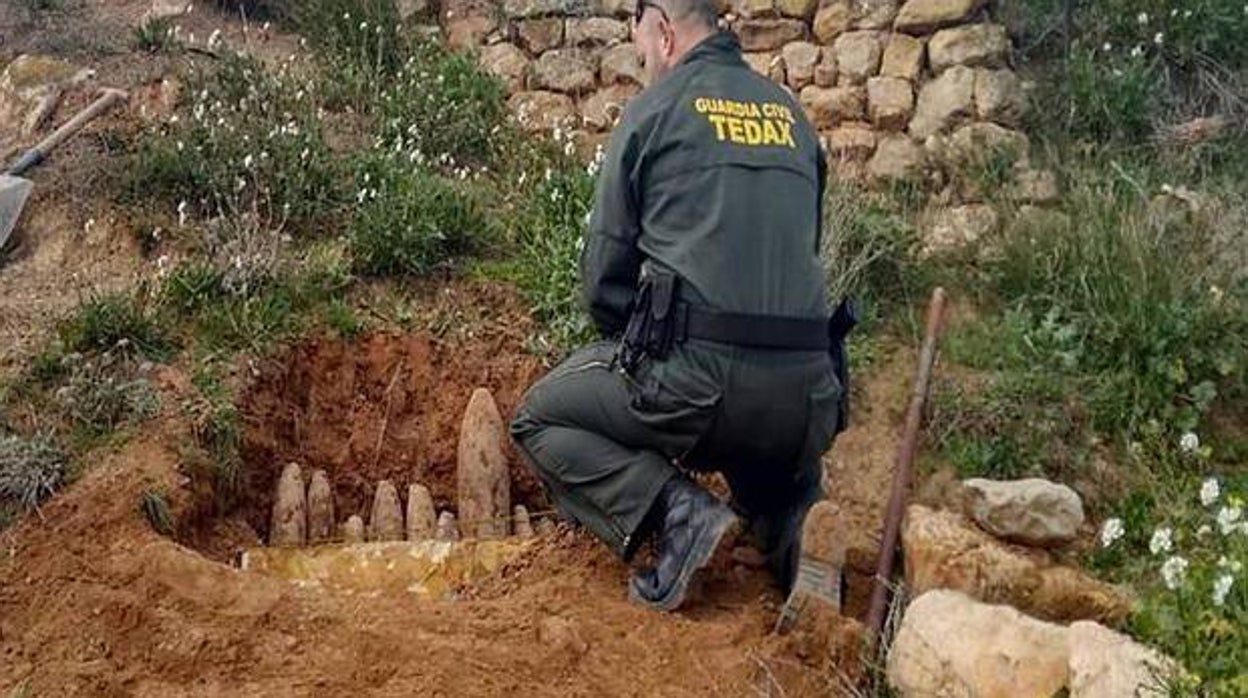 Esto es lo que debes hacer si te encuentras un proyectil viejo por el campo