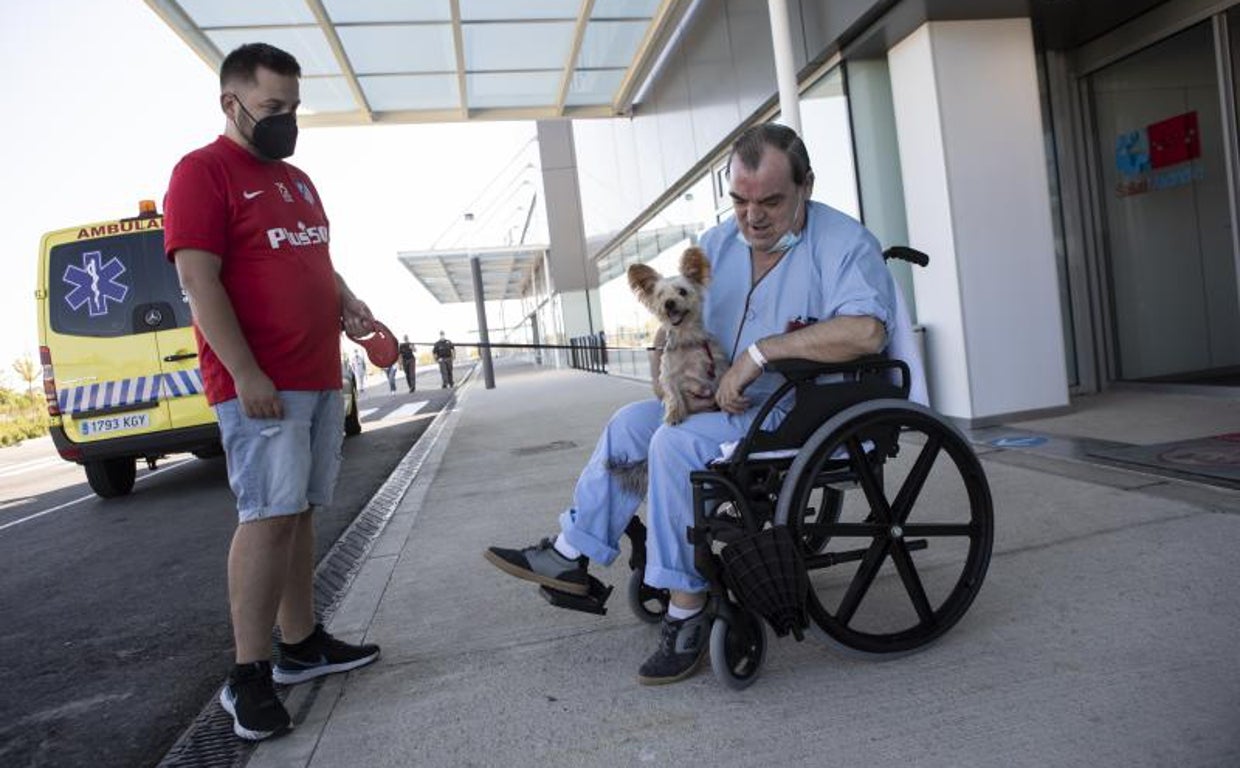 Matías, con el pequeño Coque en sus brazos, en su primer encuentro en el Hospital Zendal