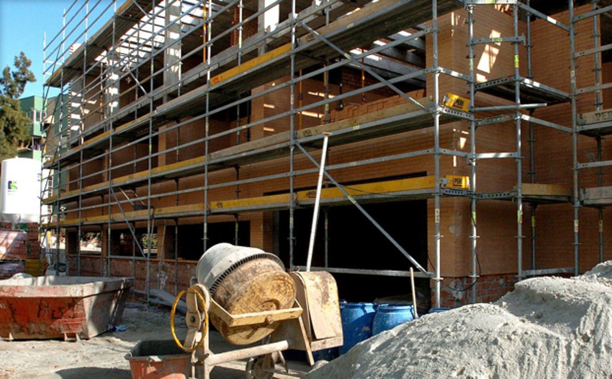 Obras en un edifico de Málaga / 25.000 familias andaluzas podrán beneficiarse del plan Ecovivienda