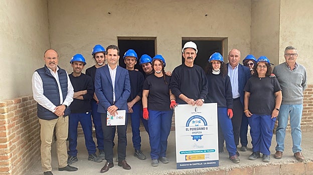 Martín Alcántara con alumnos del Recual de Oropesa y el alcalde Juan Antonio Morcillo