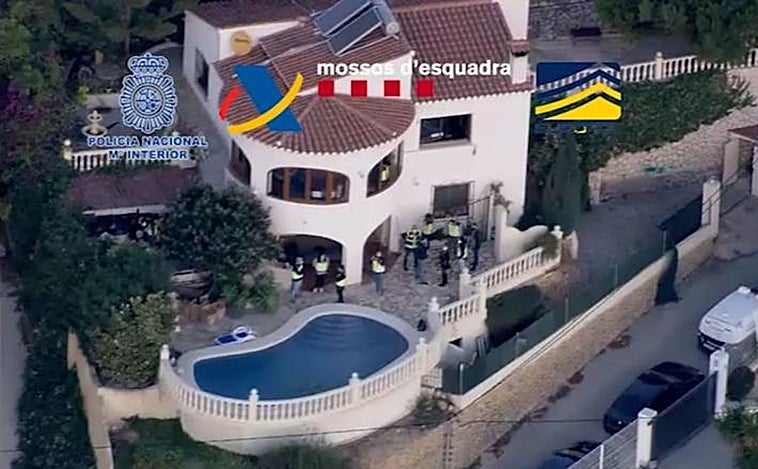 El juez da 40 días a los dos ucranianos imputados por tráfico de armas para que comparezcan