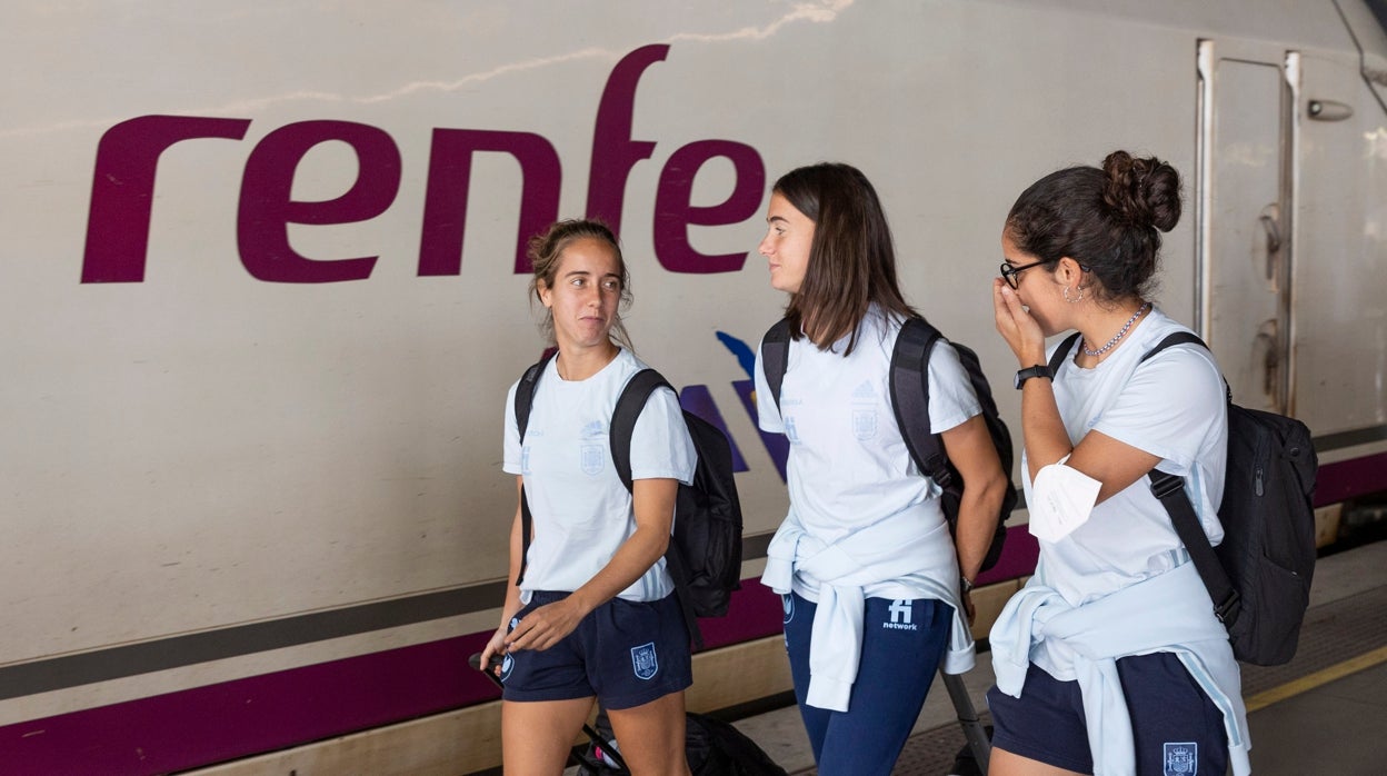 La selección española femenina ya está en Córdoba para jugar el viernes ante Suecia