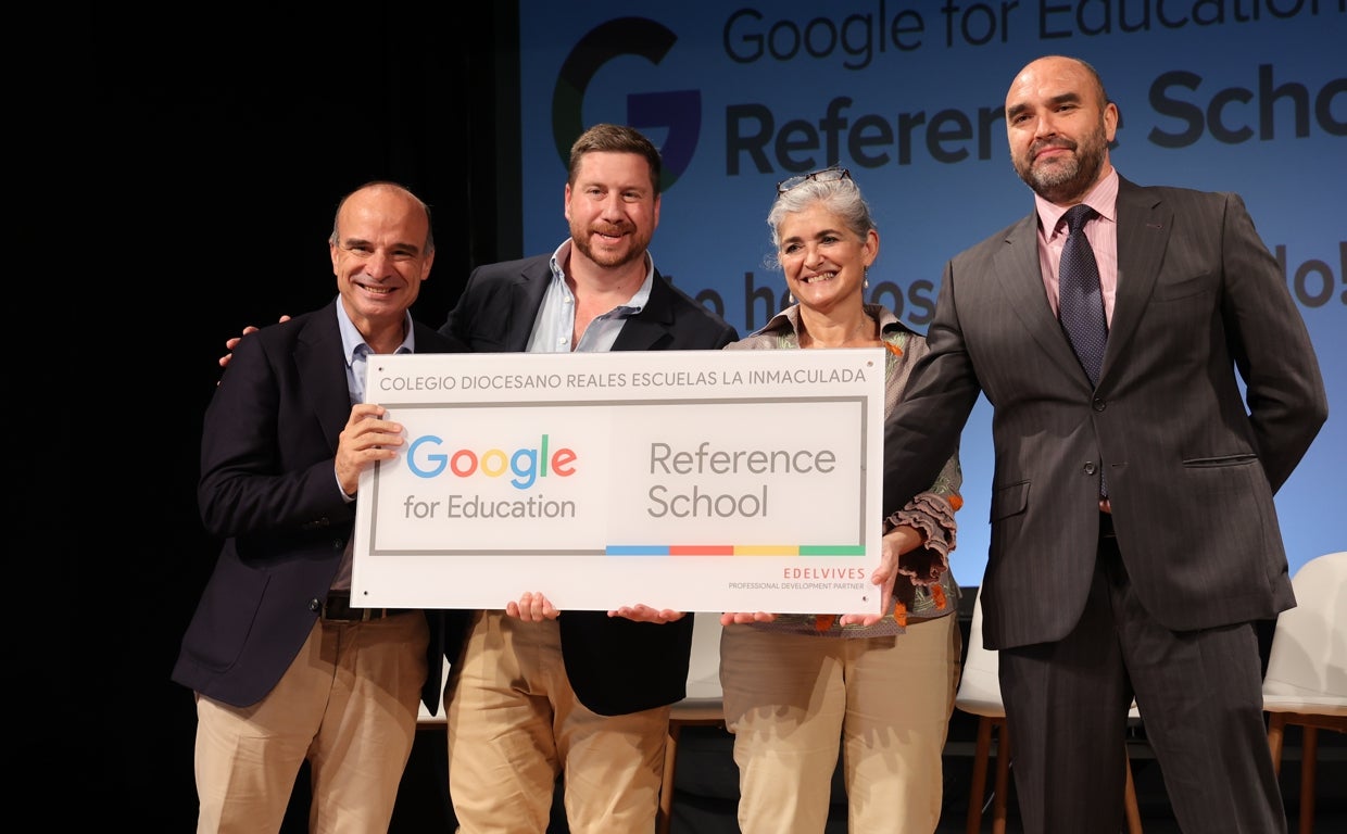 Responsables de Google y la Fundación Santos Mártires con el reconocimiento