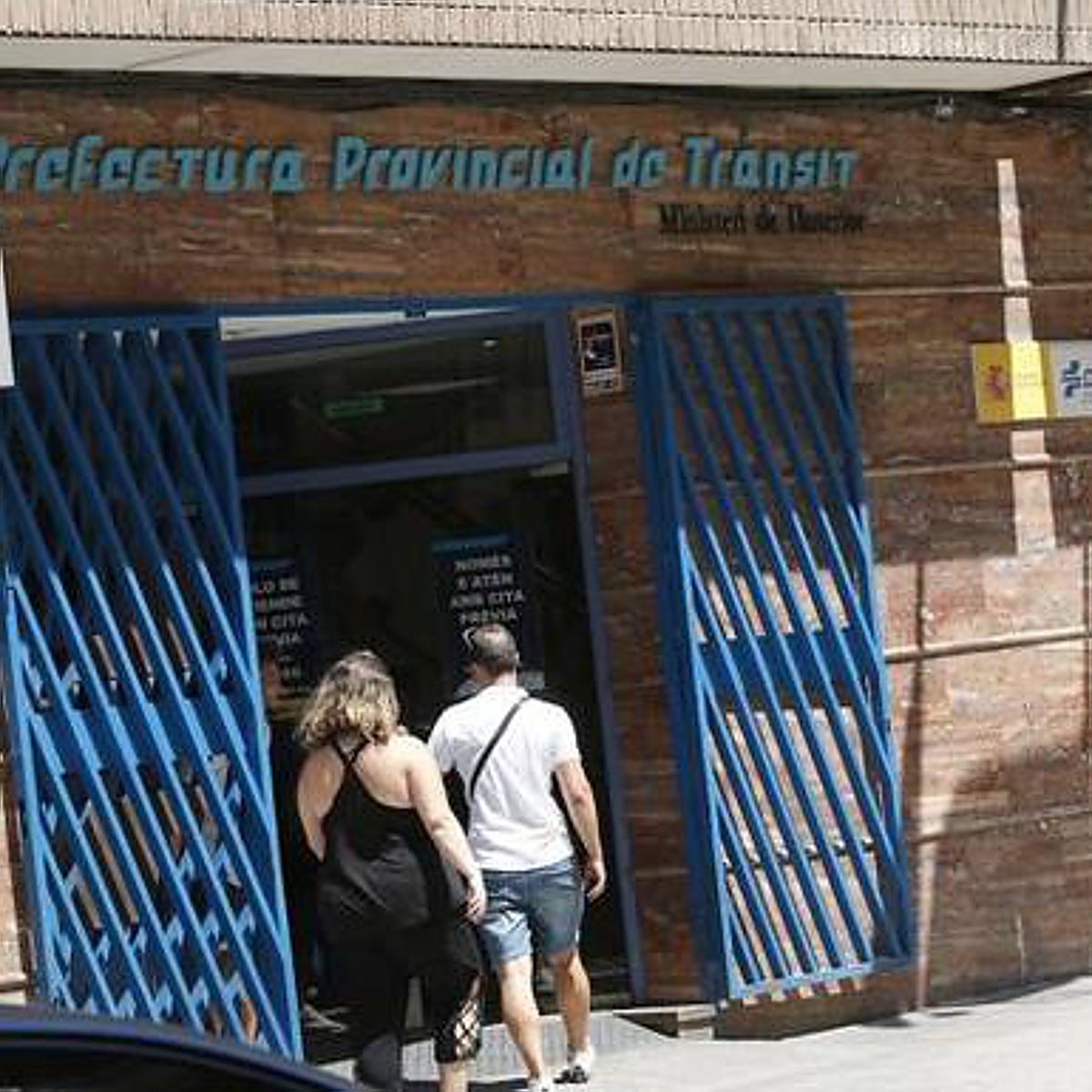 Dos heridos al caer un falso techo en la Jefatura de Tráfico de Valencia
