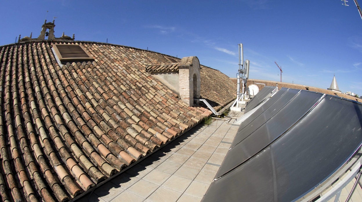 La Junta permite en la provincia de Córdoba placas solares en azoteas que no sean visibles desde la calle