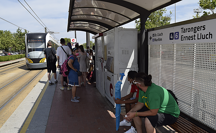 Servicios nocturnos especiales del Metro de Valencia para acudir al castillo del 9 d'Octubre