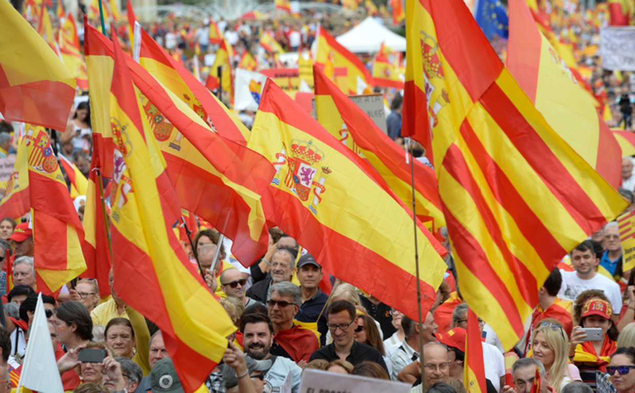 Banderas de España en una manifestación en Barcelona