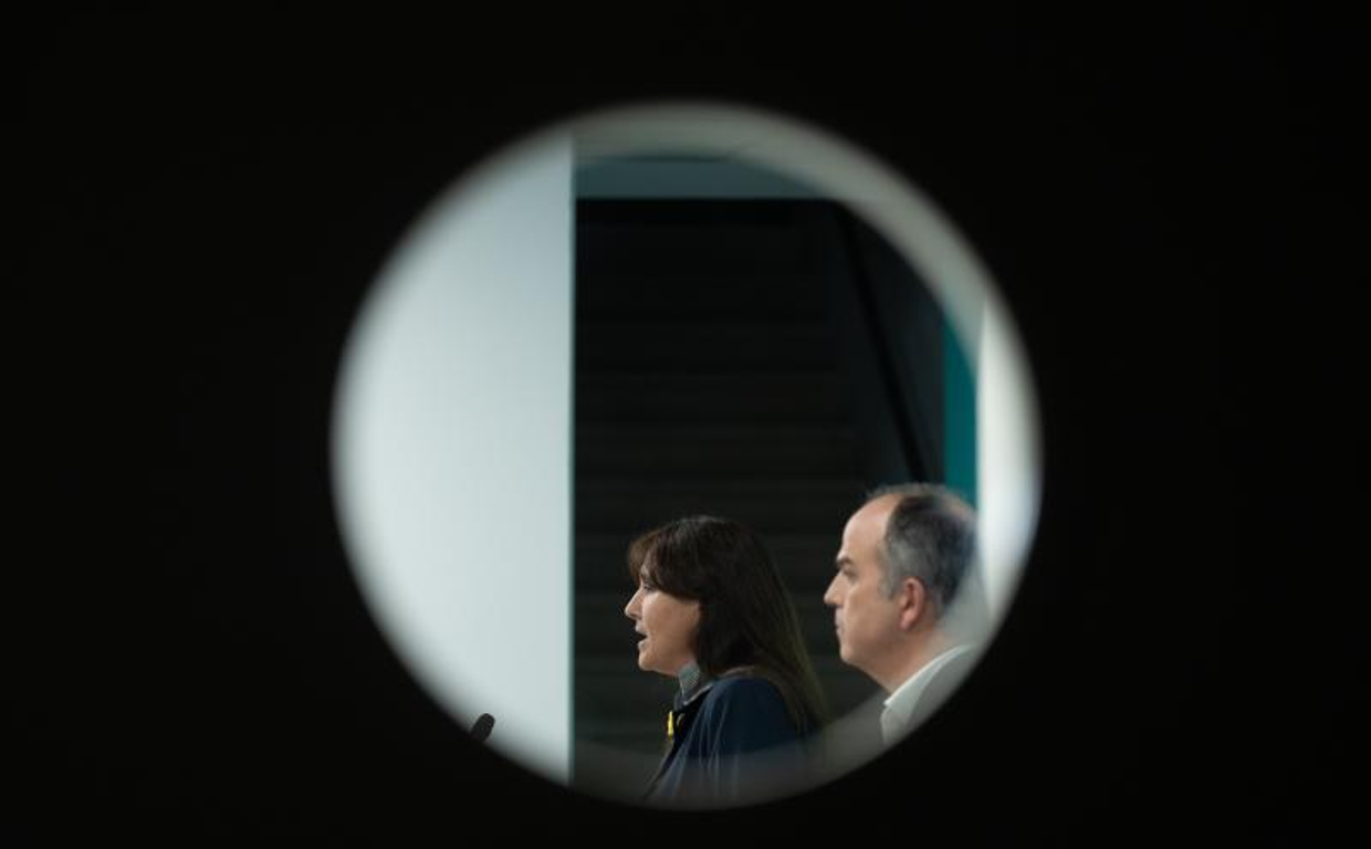 Laura Borràs y Jordi Turull, ayer, en la sede de Junts, durante la rueda de prensa tras la consulta a las bases