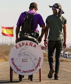 Imagen secundaria 2 - Santiago Sánchez Cogedor ha atravesado 11 países conociendo diferentes culturas y disfrutando del camino. Cada día ha sido una experiencia, dice, desde comer sentado en el suelo hasta personalizarse una camiseta con un adolescente kurdo, siempre acompañado de su carro con la bandera de España.
