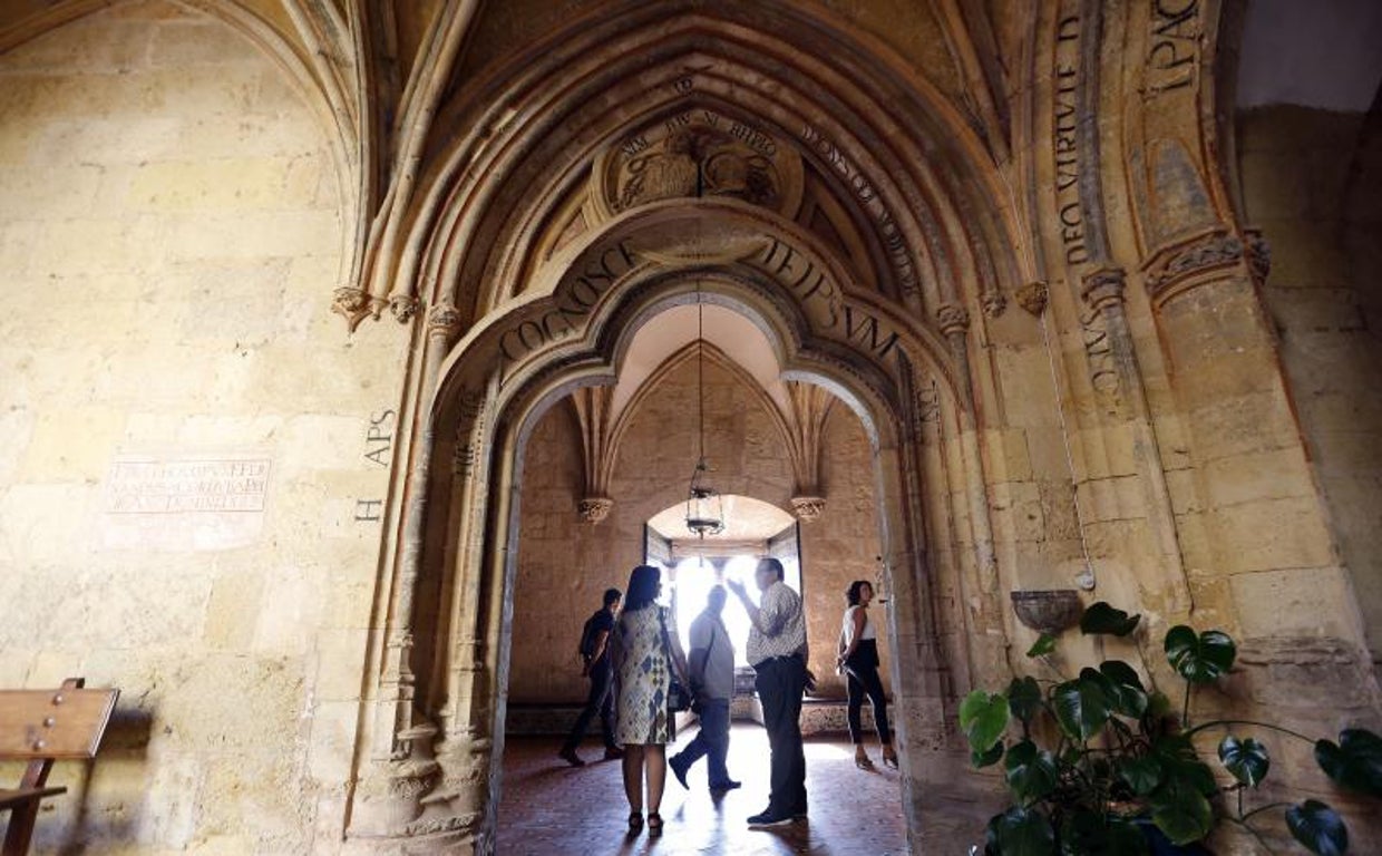 Visitantes en el interior del monasterio de San Jerónimo