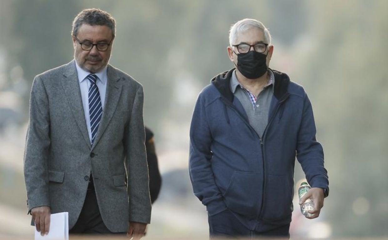 El maquinista Garzón Amo (con mascarilla) junto a su abogado esta semana en el juicio