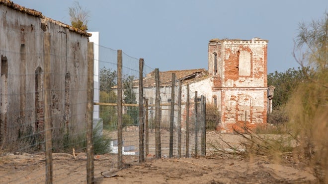 Viviendas de los almadraberos y sus familias, con la casa del capitán al fondo