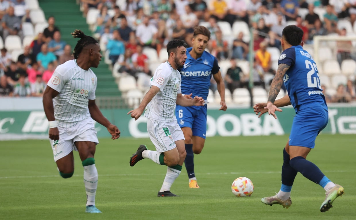 Puga conduce el balón durante el último partido en El Arcángel