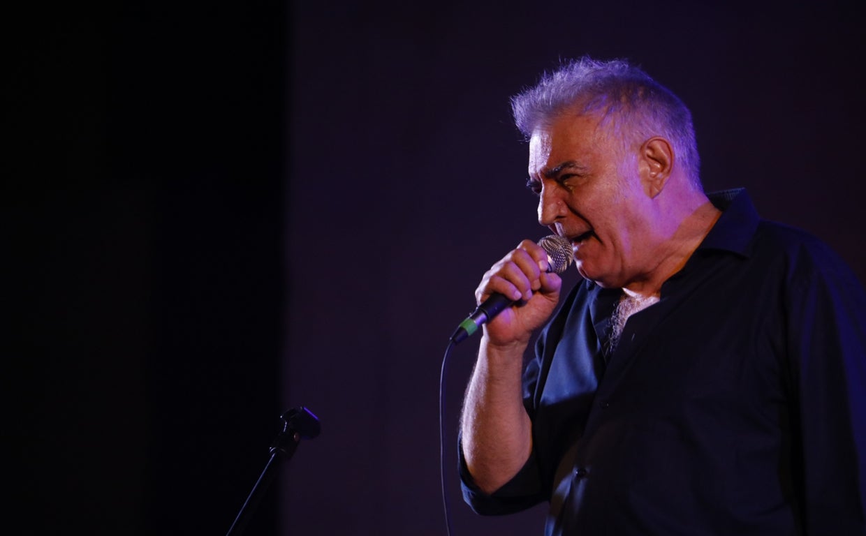 Antonio Bartrina, cantante de Malevaje, durante el concierto en el Cine Fuenseca