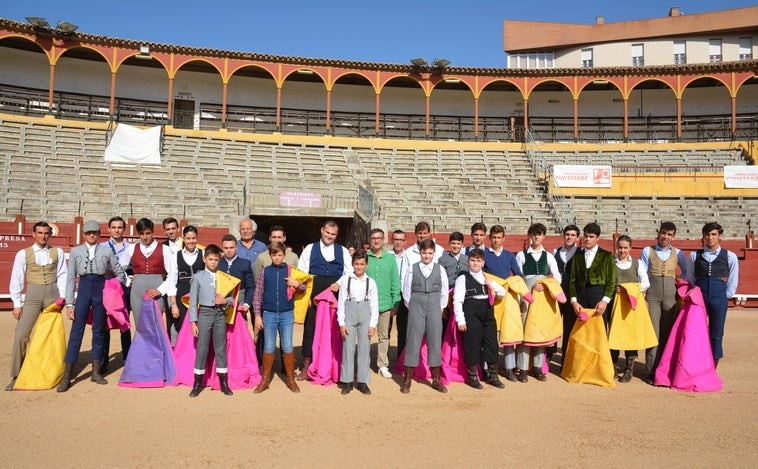 Clausuran el «mejor» curso de la Escuela Taurina 'Domingo Ortega' con una becerrada