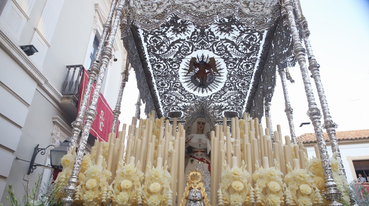 Coronación de la Paz | La salida de la Virgen hacia la Catedral de Córdoba, en imágenes