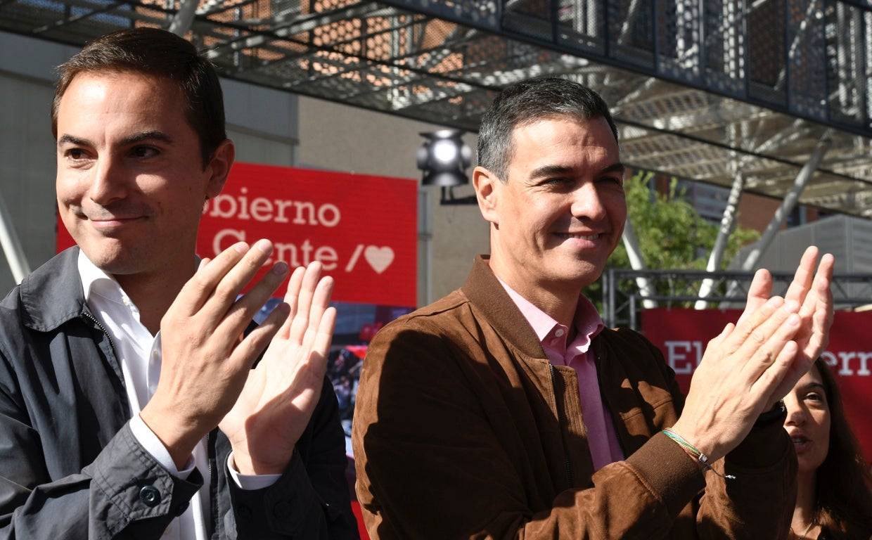 Sánchez y el líder del PSOE madrileño, Juan Lobato, este sábado en Getafe