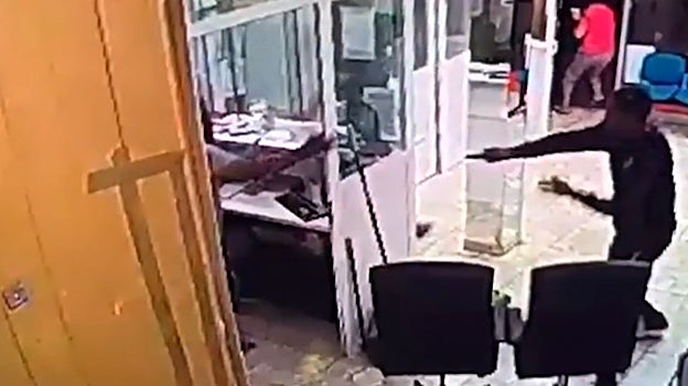 Reyerta entre bandas con armas de fuego en un locutorio de Vallecas